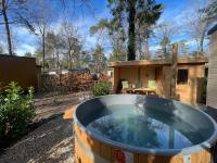 B&B Hoenderloo - Forest Finest, luxe chalet met HOT TUB mooie overkapping en prachtige tuin met veel privacy - Bed and Breakfast Hoenderloo