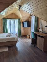 Dreibettzimmer mit Poolblick