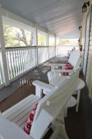 2 Bedroom Apt Overlooking Dunedin Town Square NO KIDS, NO PETS - B&B