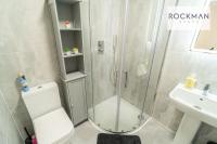 3 Royal Oak - Parking - 2 Bedroom - 2 Bathroom - Perfect for Long Term - by Rockman Residences - Chambres d'hôtes Brentwood
