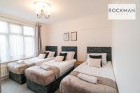 B&B Southend-on-Sea - Northumberland House 5 Bed Apartment Close To Beach with Parking by RockmanStays - Bed and Breakfast Southend-on-Sea