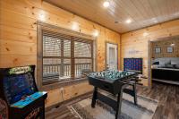 B&B Sevierville - NEW/KING Bed/GAME room/HOT TUB/Central location - Bed and Breakfast Sevierville