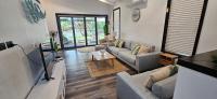 B&B Mooloolabah - MOOLOOLABA CANAL HOME - Modern 4Bedroom with Spa, Sauna and Private Pontoon - NEW proprietor 2024 - Bed and Breakfast Mooloolabah