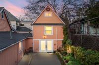 The Carriage House Chic Treetop Loft and Hot Tub - B&B