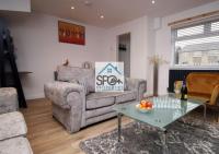 Modern 3BR Home-5 Guests-Business-Families-Netflix-Free Parking & WiFi - Bed and Breakfast Cefn-coed-y-cymmer