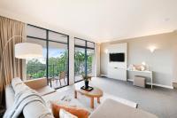 Corner Balcony Suite on the Esplanade with Pool - B&B