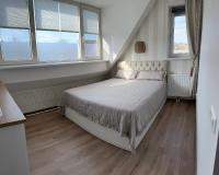 Zimmer mit Kingsize-Bett