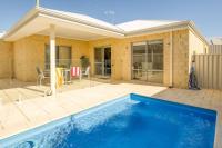 Belmont Beauty - Relaxing Poolside Stay for Families - B&B Perth