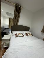 B&B Lewisham - 4TH Studio Flat a Family Luxury London Home A Fully Equipped and furnished Studio With a King Size Bed And a Futon-Sofa Bed A Baby Cot A Kitchenette With a Private Toilet and Bath a Garden For up to 4 Guests and Free Parking - Bed and Breakfast Lewisham