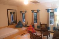 Habitación con cama grande