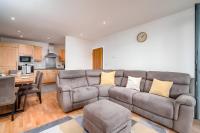 B&B Watford - Spacious Penthouse - Sleeps 6, Ideal for Contractors, Families & Business Travellers - Free Parking - Bed and Breakfast Watford