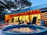 Chic 2/1 w Gorgeous Deck: Heated Soaking Pool, Firepit, Trails - Ferienwohnung