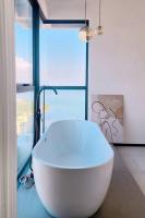 Bathtub with Seaview, 8pax, Urban Suites - 5km to Komtar - B&B