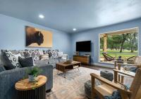 Casa Crabapple Sleeps 13 Private and Hot Tub - Bed and Breakfast