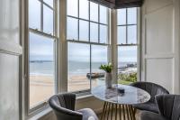 Pieces of Eight - 2 Bedroom Apartment - Tenby - (Windsor House) - Chambres d'hôtes Tenby