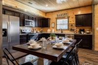 Dog Friendly New Cabin w/ Hot Tub, Game Room & 4-m - Chambres d'hôtes Sevierville