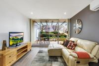 B&B Phillip - MadeComfy Spacious Canberra Living with Courtyard - Bed and Breakfast Phillip