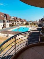 Apartment Sea heated Pool with Parking - Promenade Cannes Bredene - Chambres d’hôtes