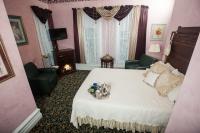 Habitación con cama grande y bañera de hidromasaje