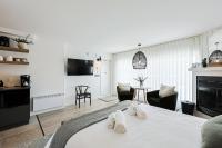 Habitación con cama grande y bañera de hidromasaje