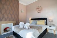 Cozy 3 Bed Apartment - Parking - Ferienwohnung
