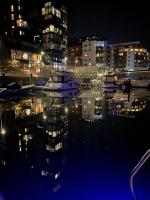 B&B Southampton - LUXURY 40 FOOT YACHT ON 5 STAR OCEAN VILLAGE MARINA SOUTHAMPTON - minutes away from city centre and cruise terminals - Free parking included - Bed and Breakfast Southampton