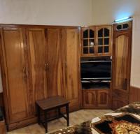 Habitación con cama extragrande.