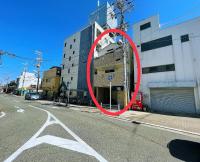 無料駐車場 3階建て一軒家 最大10人 3寝室 2トイレ ペットOK家族団体向き Usj 道頓堀 難波近い 民泊花園西 - B&B Osaka