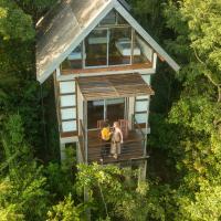Treehouse Luxury Chalets - B&B