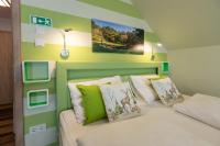 Habitación con cama extragrande y vistas al lago