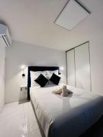 T1 - Le Papangue 5* - neuf, vue jardin, 8’ airport - B&B