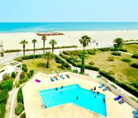 APPARTEMENT VUE PLONGEANTE LES PIEDS DANS L'EAU, PISCINE et MER - B&B