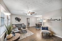 3 Bedroom Home The Neighborhood Spot desks in 2 rooms high speed Internet wifi Kick Back & Relax close to Houston Hobby Airport 5 star superhost - Chambres d'hôtes Pasadena