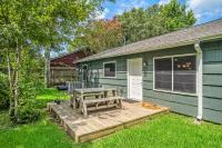 3 Bedroom Home The Neighborhood Spot desks in 2 rooms high speed Internet wifi Kick Back & Relax close to Houston Hobby Airport 5 star superhost - Chambres d'hôtes Pasadena