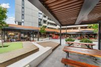 Perfect Location 1-Bed with Balcony, BBQ & Parking - B&B