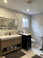 Modern, Spacious & Great Location Home - Chambres d'hôtes Mississauga