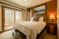 Habitación con cama grande