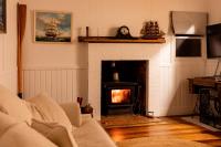 B&B Falmouth - Falmouth Cottage - Dog Friendly Beachside Getaway 2,5 Acres - Bed and Breakfast Falmouth