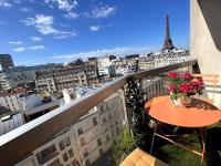 Tour Eiffel - Studio vue imprenable au-dessus des toits, balcon - B&B