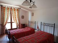 Tweepersoonskamer met 2 Aparte Bedden en Gedeelde Badkamer