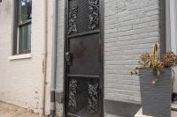 OTR, QUEEN Bed, 50in TV, Workspace, Near Lightrail - B&B Cincinnati