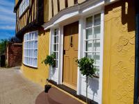 B&B Saffron Walden - Versace 2 Bed Manor House With Hot Tub - Bed and Breakfast Saffron Walden