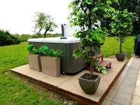 Deluxe 1 Bed Versace Hot Tub Sky TV Cinema Screen - B&B Great Sampford