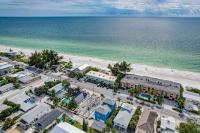 Sea Site Retreat Unit A! Great amenities nearby! Short walk to the beach! - B&B Bradenton Beach