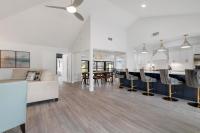 Tropical Tranquility! Luxury pool home with lakefront view just minutes from the beach! - Chambres d'hôtes Bradenton