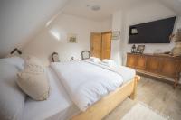 Deluxe Double Room (2 Adults + 1 Child)