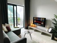 B&B Dubai - Stylish NEW apartment balcony sunset views & pool! - Bed and Breakfast Dubai