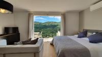 Villa Zola modern studio with stunning views - B&B