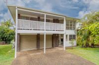 Spacious 4-Bed House Metres from Beach - Ferienwohnung