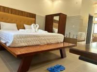 Habitación con cama extragrande.